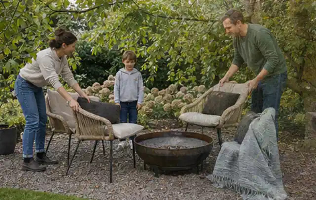 Familie stellt wetterfeste Sessel an einem geschützten Sitzplatz im Garten auf; Thema Hanggarten, Schwerpunkt Gärten mit kleiner Fläche; Ausgangslage.