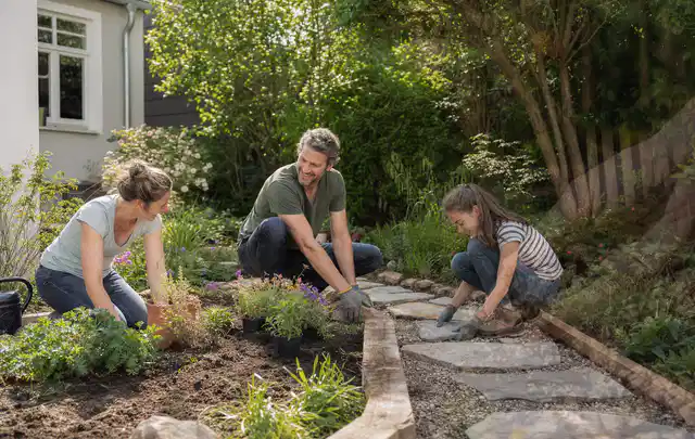 Familie geht auf einem Weg durch einen abwechslungsreich gestalteten Garten; Thema Hanggarten, Schwerpunkt Kosten; Ausgangslage.