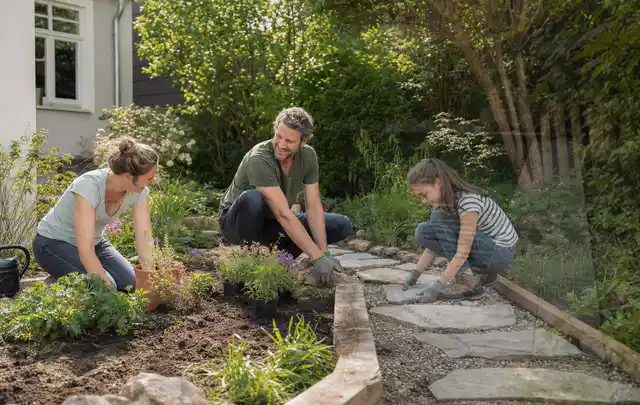 Familie geht auf einem Weg durch einen abwechslungsreich gestalteten Garten; Thema Hanggarten, Schwerpunkt Planung; Ausgangslage.