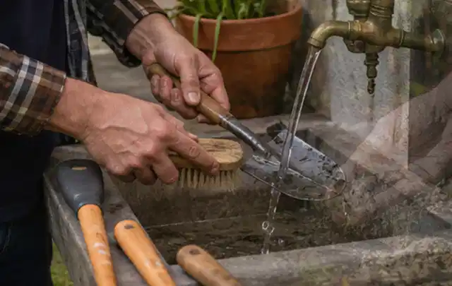 Hände reinigen gebrauchte Gartengeräte mit Bürste und Wasser am Außenbecken; Thema Heckenscheren, Schwerpunkt Wartung; Ergebnis.