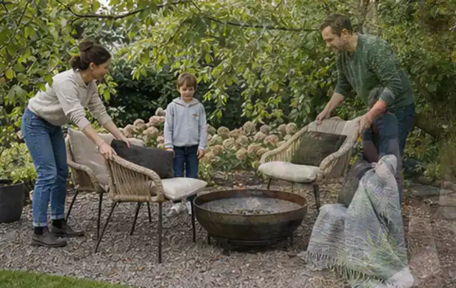 Familie stellt wetterfeste Sessel an einem geschützten Sitzplatz im Garten auf; Thema Hollywoodschaukeln, Schwerpunkt Dimensionierung; Ergebnis.