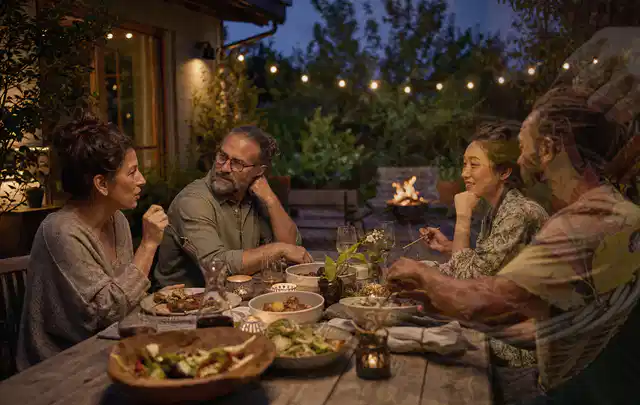 Menschen verbringen einen ruhigen Abend an einem Sitzplatz im Garten; Thema Hollywoodschaukeln, Schwerpunkt Kaufberatung; Umsetzung.