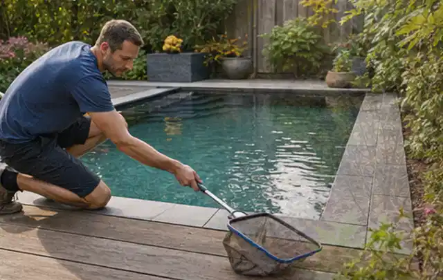 Person entfernt Blätter mit einem Kescher aus einem kleinen Gartenpool; Thema Hollywoodschaukeln, Schwerpunkt Reinigung; Ausgangslage.