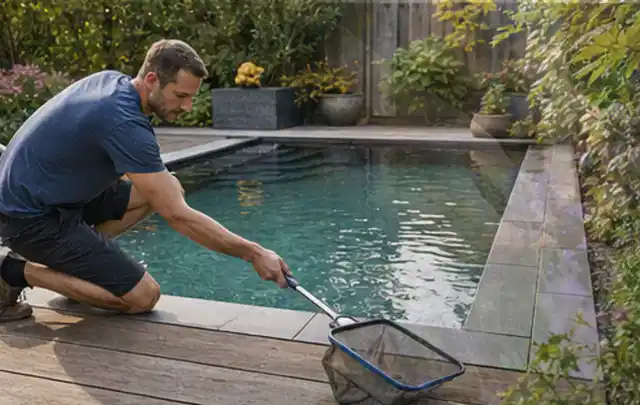 Person entfernt Blätter mit einem Kescher aus einem kleinen Gartenpool; Thema Holzkohlegrills, Schwerpunkt Testkriterien; Ergebnis.