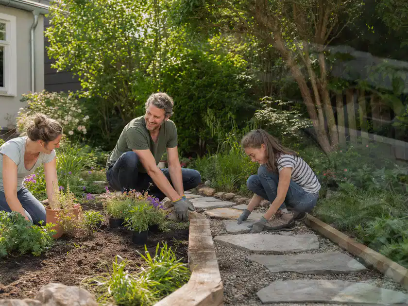 Familie geht auf einem Weg durch einen abwechslungsreich gestalteten Garten; Thema Insektenfreundlicher Garten, Schwerpunkt Anleitung; Titelbild.