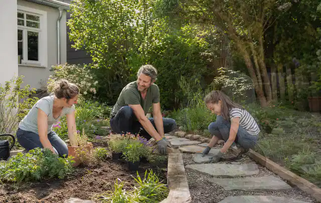 Familie geht auf einem Weg durch einen abwechslungsreich gestalteten Garten; Thema Insektenfreundlicher Garten, Schwerpunkt Checkliste; Praxisalltag.