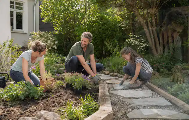 Familie geht auf einem Weg durch einen abwechslungsreich gestalteten Garten; Thema Insektenfreundlicher Garten, Schwerpunkt Kosten; Ergebnis.