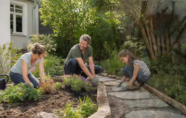 Familie geht auf einem Weg durch einen abwechslungsreich gestalteten Garten; Thema Insektenfreundlicher Garten, Schwerpunkt Planung; Ausgangslage.