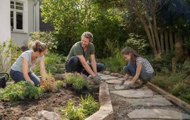 Familie geht auf einem Weg durch einen abwechslungsreich gestalteten Garten; Thema Japanischer Garten, Schwerpunkt Bepflanzung; Kontrolle.