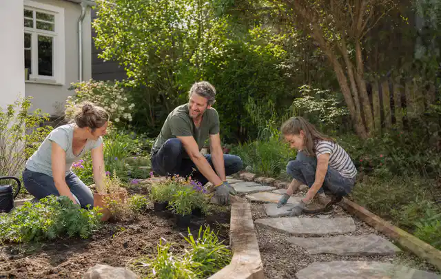 Familie geht auf einem Weg durch einen abwechslungsreich gestalteten Garten; Thema Japanischer Garten, Schwerpunkt Checkliste; Kontrolle.
