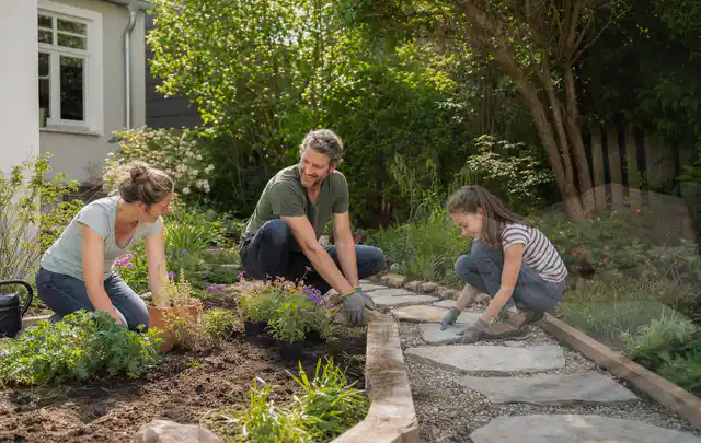 Familie geht auf einem Weg durch einen abwechslungsreich gestalteten Garten; Thema Japanischer Garten, Schwerpunkt Fehlerhilfe; Kontrolle.