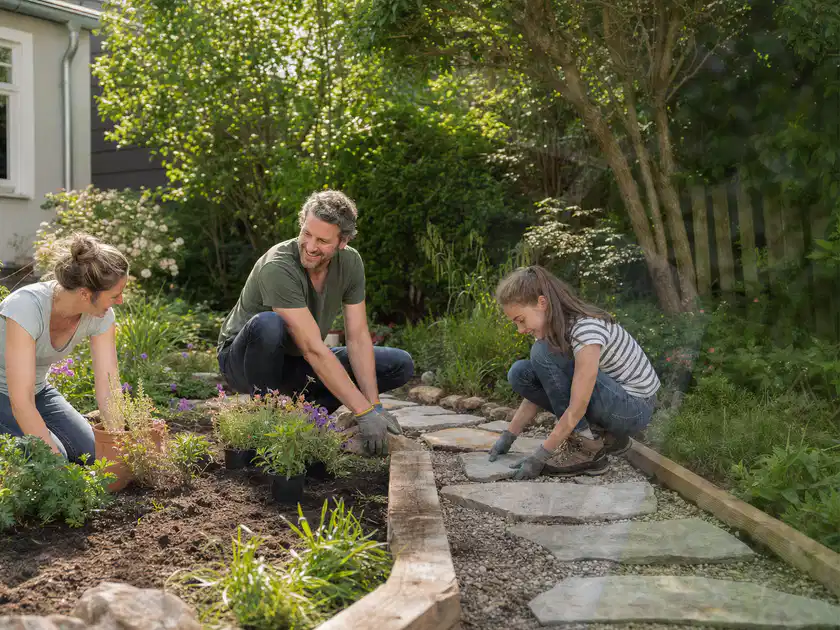 Familie geht auf einem Weg durch einen abwechslungsreich gestalteten Garten; Thema Japanischer Garten, Schwerpunkt mit kleiner Fläche; Titelbild.
