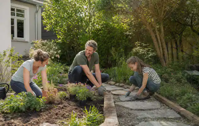 Familie geht auf einem Weg durch einen abwechslungsreich gestalteten Garten; Thema Japanischer Garten, Schwerpunkt gestalten; Umsetzung.