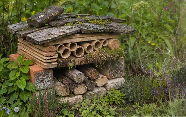 Naturnaher Unterschlupf aus Holz Rinde und Pflanzenstängeln im Garten; Thema Japanischer Garten, Schwerpunkt Materialwahl; Ergebnis.