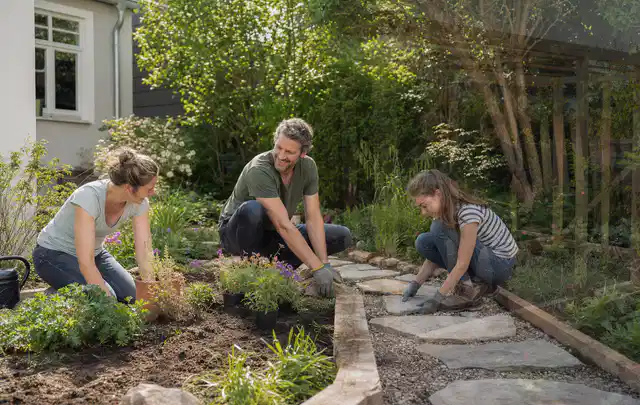 Familie geht auf einem Weg durch einen abwechslungsreich gestalteten Garten; Thema Japanischer Garten, Schwerpunkt Privatsphäre; Ergebnis.