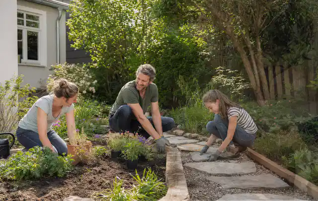 Familie geht auf einem Weg durch einen abwechslungsreich gestalteten Garten; Thema Kleingarten, Schwerpunkt Beleuchtung; Umsetzung.