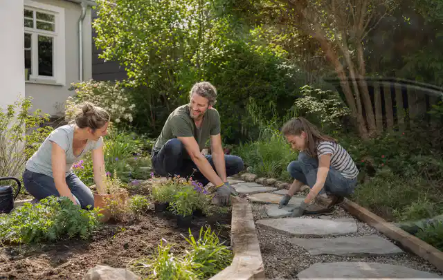 Familie geht auf einem Weg durch einen abwechslungsreich gestalteten Garten; Thema Kleingarten, Schwerpunkt Checkliste; Praxisalltag.