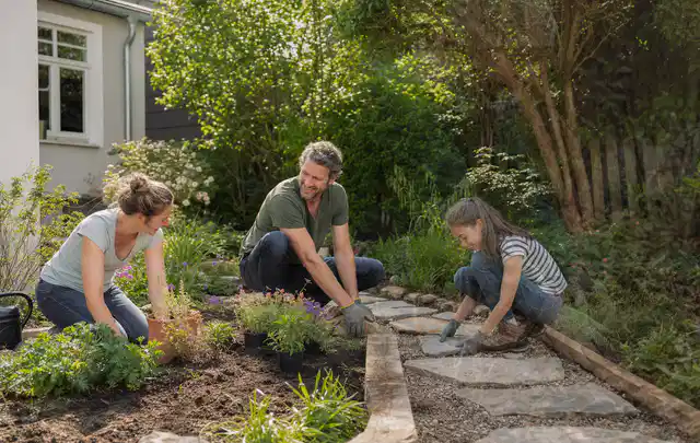 Familie geht auf einem Weg durch einen abwechslungsreich gestalteten Garten; Thema Kleingarten, Schwerpunkt Gärten mit kleiner Fläche; Ausgangslage.