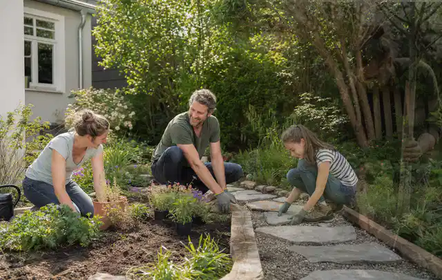 Familie geht auf einem Weg durch einen abwechslungsreich gestalteten Garten; Thema Kleingarten, Schwerpunkt Wegeführung; Umsetzung.