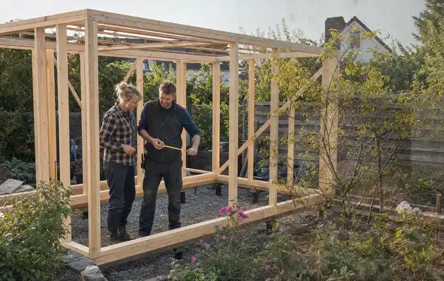 Person plant den Bau eines Gartenhauses auf einer vorbereiteten Fläche; Thema Lagerhaus im Garten, Schwerpunkt Gärten mit kleiner Fläche; Ausgangslage.