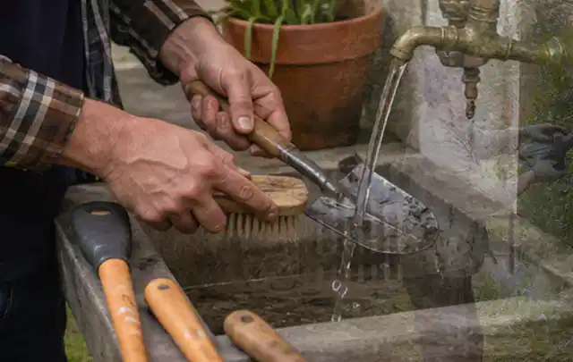 Hände reinigen gebrauchte Gartengeräte mit Bürste und Wasser am Außenbecken; Thema Marken, Schwerpunkt Mähroboter; Umsetzung.