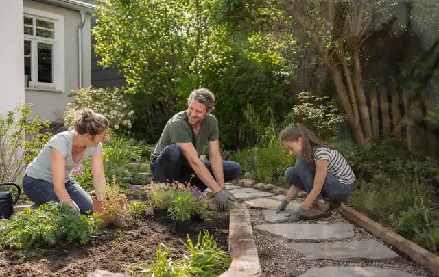 Familie geht auf einem Weg durch einen abwechslungsreich gestalteten Garten; Thema Mediterraner Garten, Schwerpunkt Bepflanzung; Ausgangslage.