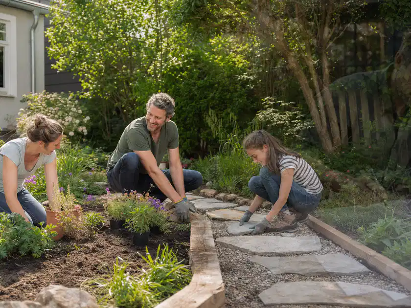 Familie geht auf einem Weg durch einen abwechslungsreich gestalteten Garten; Thema Mediterraner Garten, Schwerpunkt Inspiration; Titelbild.