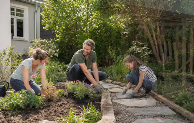 Familie geht auf einem Weg durch einen abwechslungsreich gestalteten Garten; Thema Mediterraner Garten, Schwerpunkt Materialwahl; Ausgangslage.