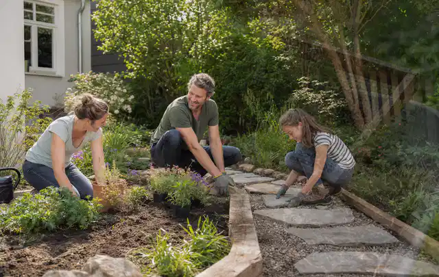 Familie geht auf einem Weg durch einen abwechslungsreich gestalteten Garten; Thema Mediterraner Garten, Schwerpunkt Privatsphäre; Ausgangslage.
