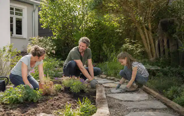 Familie geht auf einem Weg durch einen abwechslungsreich gestalteten Garten; Thema Metallzäune, Schwerpunkt Checkliste; Ergebnis.