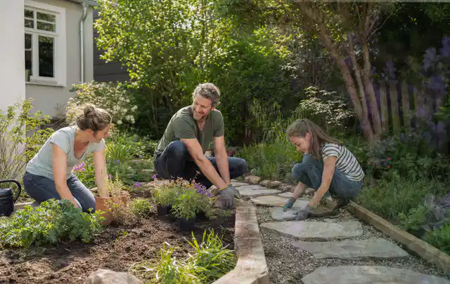 Familie geht auf einem Weg durch einen abwechslungsreich gestalteten Garten; Thema Metallzäune, Schwerpunkt Dimensionierung; Ausgangslage.