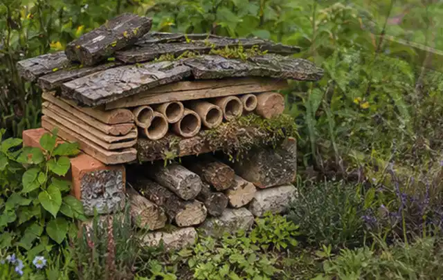 Naturnaher Unterschlupf aus Holz Rinde und Pflanzenstängeln im Garten; Thema Mobiler Sichtschutz, Schwerpunkt Aufbau; Praxisalltag.