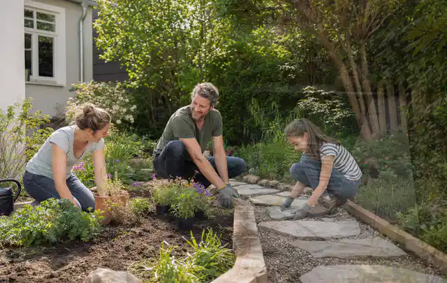 Familie geht auf einem Weg durch einen abwechslungsreich gestalteten Garten; Thema Mobiler Sichtschutz, Schwerpunkt Kosten; Ergebnis.