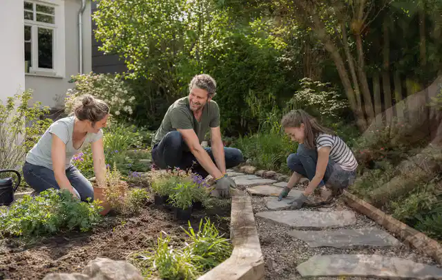 Familie geht auf einem Weg durch einen abwechslungsreich gestalteten Garten; Thema Moderner Garten, Schwerpunkt gestalten; Ergebnis.