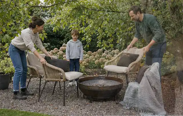 Familie stellt wetterfeste Sessel an einem geschützten Sitzplatz im Garten auf; Thema Moderner Garten, Schwerpunkt Hanglage; Ausgangslage.