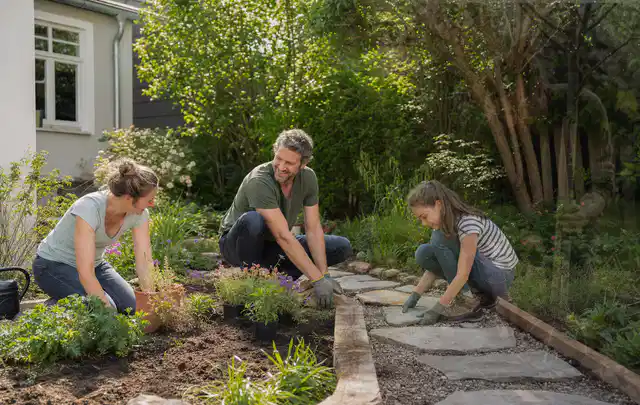 Familie geht auf einem Weg durch einen abwechslungsreich gestalteten Garten; Thema Moderner Garten, Schwerpunkt Hanglage; Kontrolle.