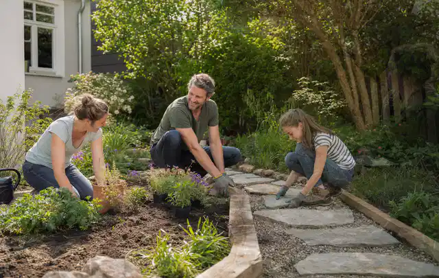 Familie geht auf einem Weg durch einen abwechslungsreich gestalteten Garten; Thema Moderner Garten, Schwerpunkt Inspiration; Umsetzung.