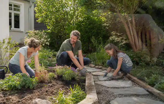 Familie geht auf einem Weg durch einen abwechslungsreich gestalteten Garten; Thema Moderner Garten, Schwerpunkt Pflegeleichtigkeit; Praxisalltag.