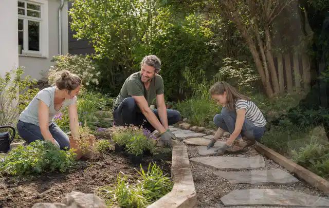 Familie geht auf einem Weg durch einen abwechslungsreich gestalteten Garten; Thema Naturgarten, Schwerpunkt Inspiration; Ergebnis.