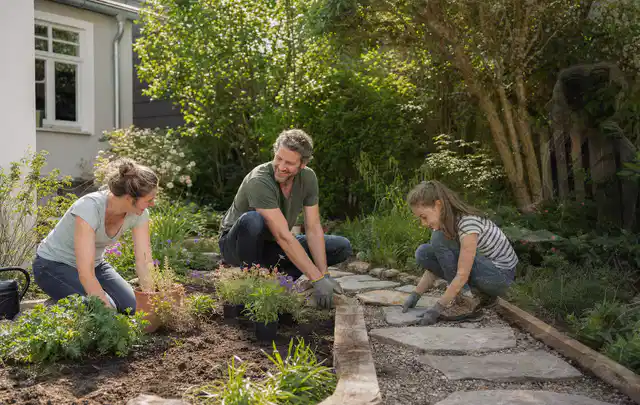 Familie geht auf einem Weg durch einen abwechslungsreich gestalteten Garten; Thema Naturgarten, Schwerpunkt Pflegeleichtigkeit; Praxisalltag.