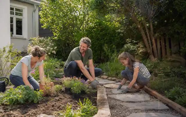 Familie geht auf einem Weg durch einen abwechslungsreich gestalteten Garten; Thema Naturgarten, Schwerpunkt Planung; Ergebnis.