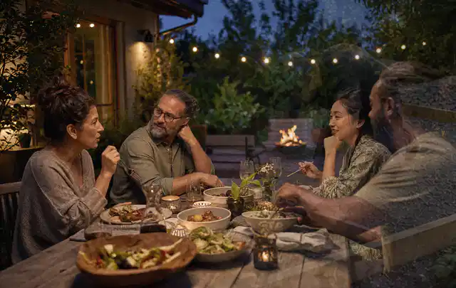 Menschen verbringen einen ruhigen Abend an einem Sitzplatz im Garten; Thema Outdoor Freizeit, Schwerpunkt Themenwelt; Ergebnis.