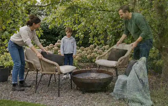 Familie stellt wetterfeste Sessel an einem geschützten Sitzplatz im Garten auf; Thema Pelletgrills, Schwerpunkt Bestenliste; Ergebnis.