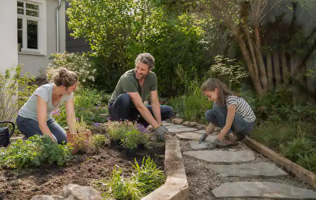 Familie geht auf einem Weg durch einen abwechslungsreich gestalteten Garten; Thema Pergolen, Schwerpunkt Garten gestalten; Umsetzung.