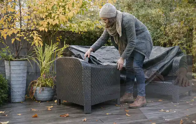 Person deckt Gartenmöbel vor der kalten Jahreszeit sorgfältig ab; Thema Pergolen, Schwerpunkt Systemvergleich; Ergebnis.