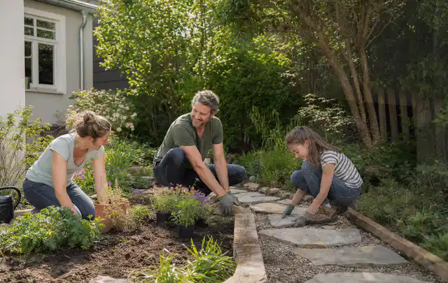 Familie geht auf einem Weg durch einen abwechslungsreich gestalteten Garten; Thema Pflegeleichter Garten, Schwerpunkt mit kleiner Fläche; Umsetzung.