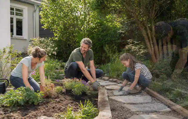 Familie geht auf einem Weg durch einen abwechslungsreich gestalteten Garten; Thema Pflegeleichter Garten, Schwerpunkt Planung; Umsetzung.