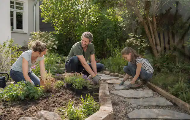 Familie geht auf einem Weg durch einen abwechslungsreich gestalteten Garten; Thema Pflegeleichter Garten, Schwerpunkt Wegeführung; Ergebnis.