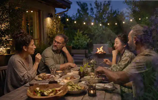 Menschen verbringen einen ruhigen Abend an einem Sitzplatz im Garten; Thema Pizzaöfen, Schwerpunkt Dimensionierung; Kontrolle.