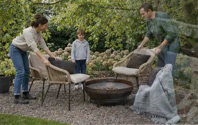 Familie stellt wetterfeste Sessel an einem geschützten Sitzplatz im Garten auf; Thema Pizzaöfen, Schwerpunkt Kosten; Umsetzung.